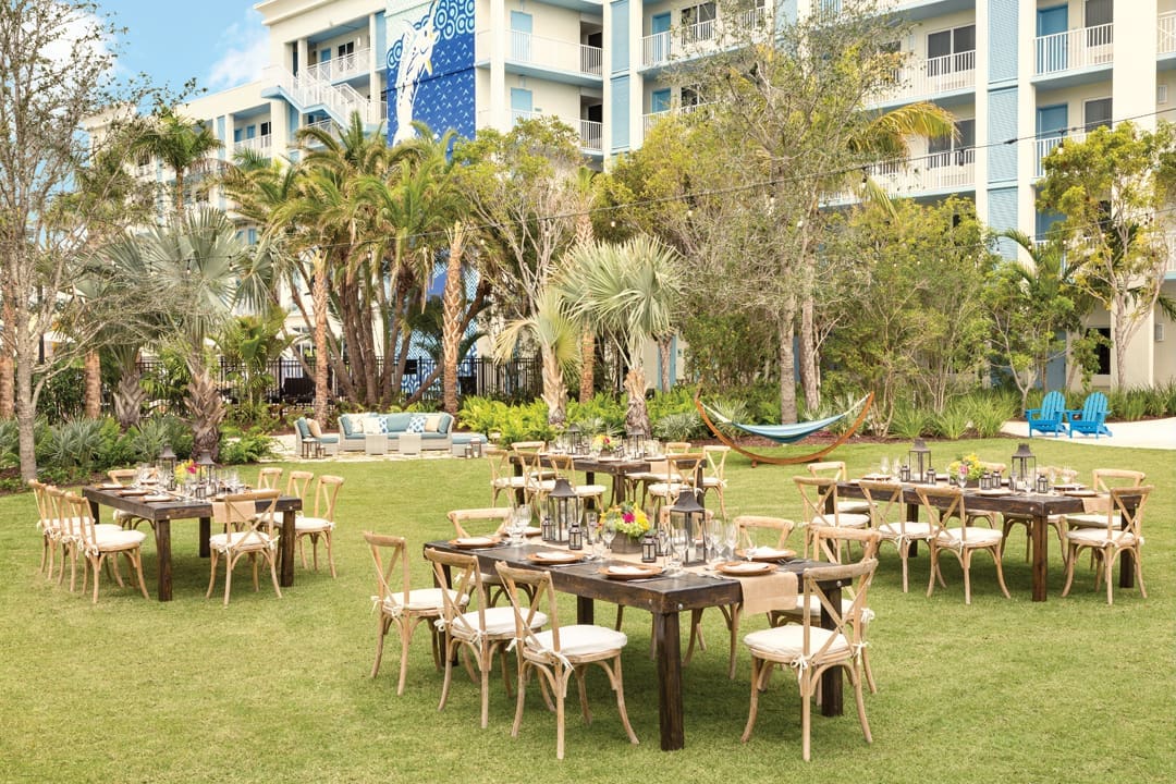 FL KEYS SPOTLIGHT.V11.Sunset Green Table Setup 1