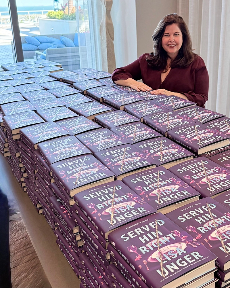 Lisa Unger's Latest Novel Explores Florida's Dark Side 3 Lisa Unger signs copies of her books